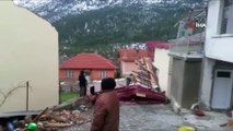Antalya’da şiddetli fırtına nedeniyle bir evin çatısı uçtu