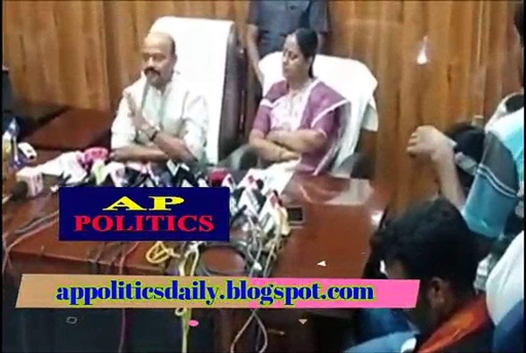 ఉత్త‌మ్‌కుమార్‌ను టీఆర్ఎస్సే గెలిపించింది.. అనుమానం రాకుండా.. Konda Surekha, Muralii - AP Politics