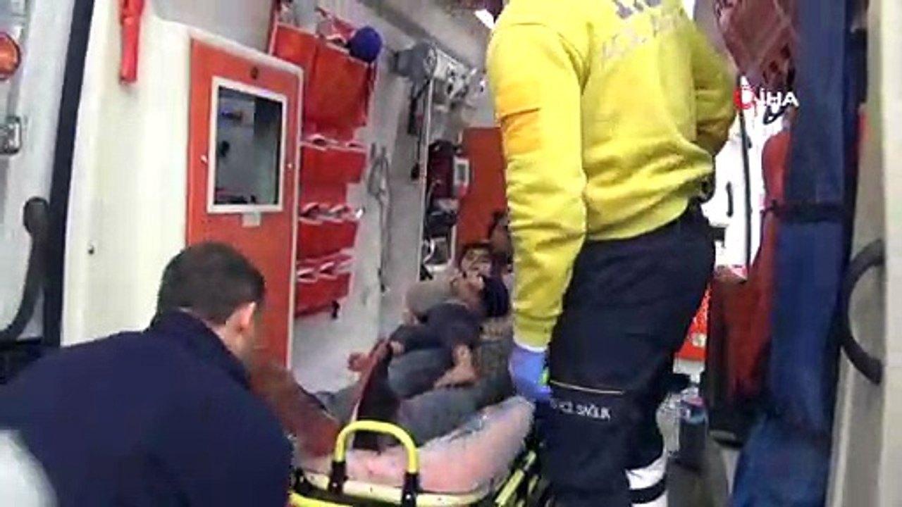 Baba oğul aynı sedyede...Sobadan sızan karbonmonoksit gazından etkilenen baba ve oğlu aynı sedyede hastaneye götürüldü