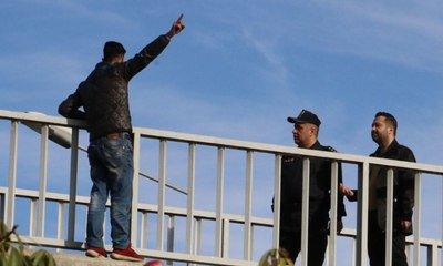 Sevgilisinin yanına gidemeyince üst geçitte korku saçtı