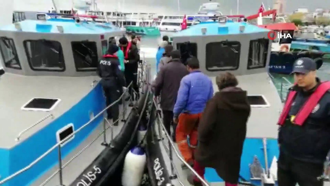 Pendik'te yanan gemiden kurtarılan mürettebat hastanede yapılan sağlık kontrolünün ardından deniz polisi tarafından botlarla Sahil Güvenlik Bölge Komutanlığı'na götürüldü