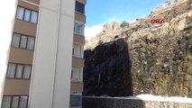 Gümüşhane'de Yamaçtan Kopan Kayaların Düştüğü 10 Katlı Binada, Risk Sürüyor İddiası 2