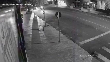 Câmera mostra guardas municipais agredindo rapaz