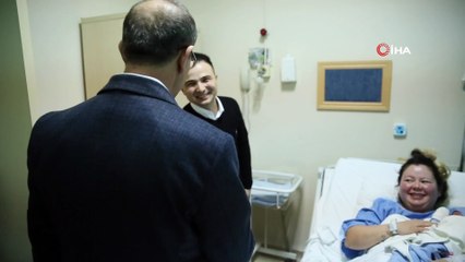 Vali Yavuz, yeni doğan bebeğin kulağına ezan okudu