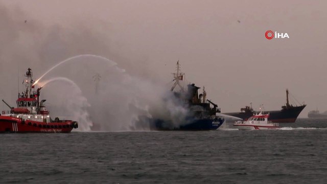 Pendik’te yanan gemiden kurtarılan mürettebat Sahil Güvenlik Bölge Komutanlığı’na sevk edildi