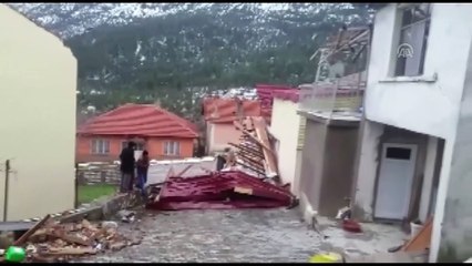 Antalya'da şiddetli fırtına evin çatısını uçurdu
