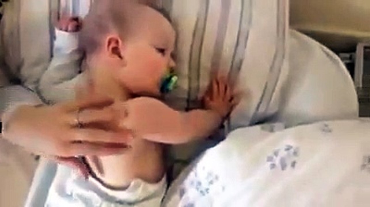 Lindo Bebê ganhando carinho - Baby relaxing Beautiful Baby gaining affection