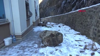 Gümüşhane'de Yamaçtan Kopan Kayaların Düştüğü 10 Katlı Binada, Risk Sürüyor İddiası