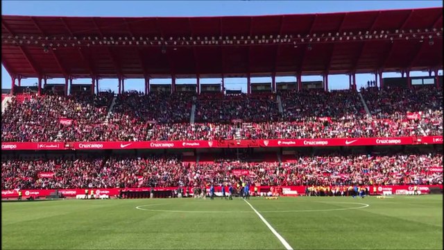 La Afición del Sevilla Recibe a los Jugadores con el Himno del Centenario