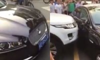 Un conducteur chinois détruit une Jaguar garée en double file avec son 4x4 Land Rover