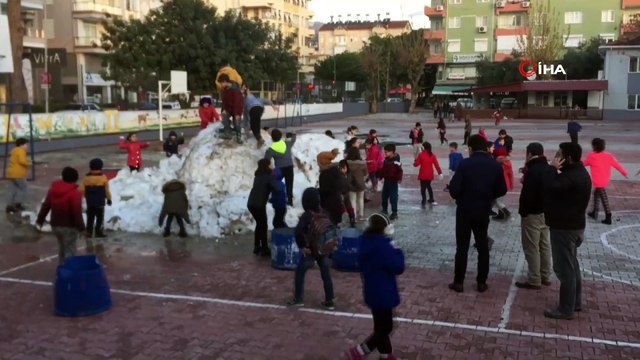 Kar Yağmayan Demre'ye Öğrenciler İçin Kamyonla Kar Getirildi