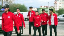 Futbolcular, 'Dinler Bahçesi'nde cuma namazı kıldı - ANTALYA