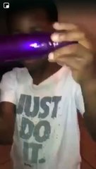 Cet enfant croit jouer avec un pistolet laser