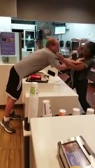 Funcionária reage a agressão e dá lição a cliente do McDonald's