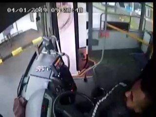 İşte o kaza... PANİK ANI KAMERALARA YANSIDI...