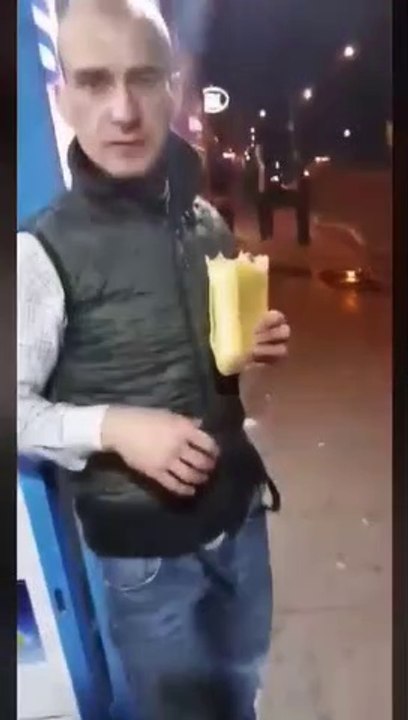 Ce gars mange son tacos avec l'emballage