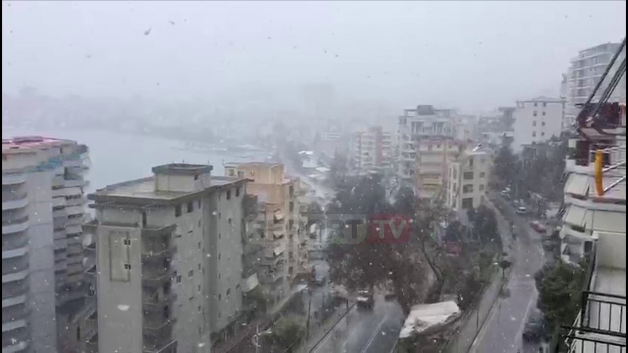 Report TV - Vijojnë reshjet e dëborës në Sarandë