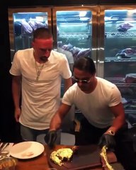Ribéry mange une entrecôte recouverte d'or chez le fameux Salt Bae !