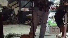 Cantor é surpreendido em palco por um fã muito apaixonado