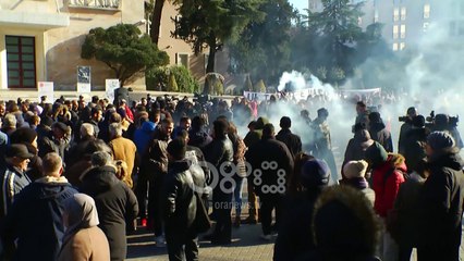 Ora News - Studentët ndezin tymuese para Kryeministrisë