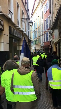 Manosque : délogés de l'entrée d'autoroute, les gilets jaunes manifestent en ville