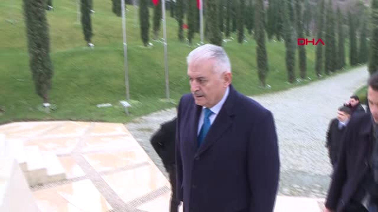 İstanbul- TBMM Başkanı Yıldırım, 15 Temmuz Şehitler Anıtı'nı Ziyaret Etti