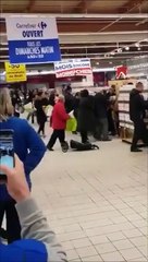 Émeute à un supermarché pour la promotion du chocolats après Noël
