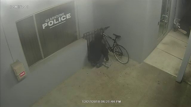 Cet imbécile a essayer de voler un vélo devant un commissariat de police