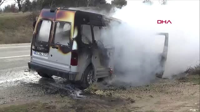 Çanakkale Hayvan Yemi Yüklü Hafif Ticari Araç Yanarak Kullanılamaz Hale Geldi