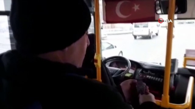 Donmak üzere olan kuşu vatandaş kurtardı