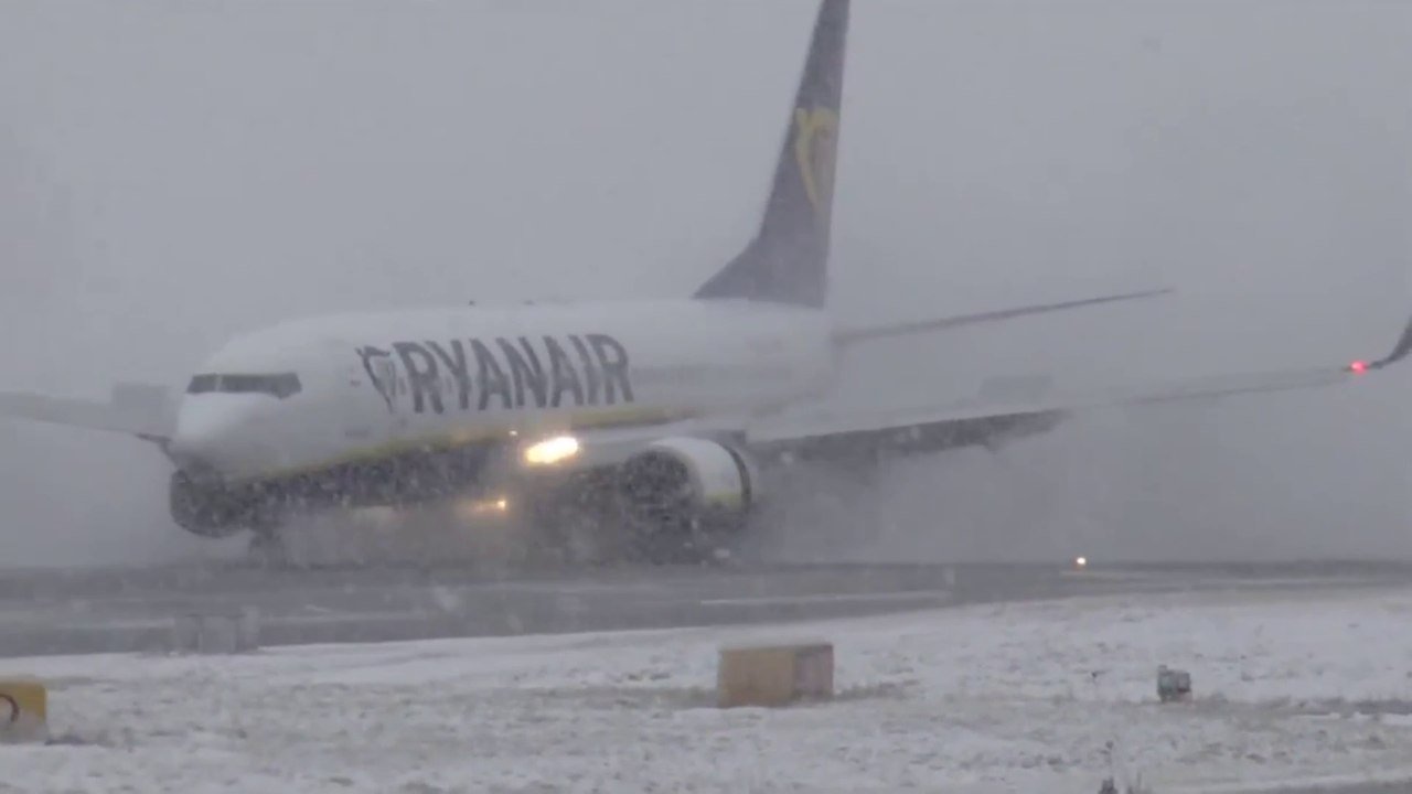 Close up! B737-800W Ryanair Wet Landing in a Heavy Snow Storm at EDJA-Allgäu Airport (1080/50P) 31.01.2016