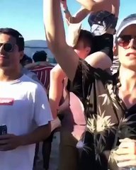 Il porte sa copine sur les épaule... la tête de ce gars !