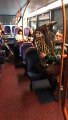Cet orchestre joue dans.. le bus de nuit !