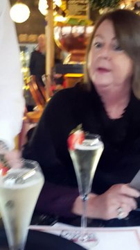 Déguisé en faux serveur il surprend sa mère au restaurant !