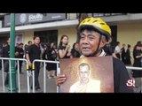 คุณลุงวีเข่า วัย 55 ปี อาชีพ รปภ. ขี่จักรยานเพื่อมารอกราบถวายบังคมพระบรมศพ