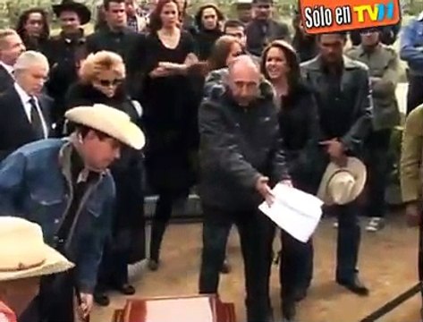 FERNANDO COLUNGA detrás del entierro de Benita en Soy tu dueña