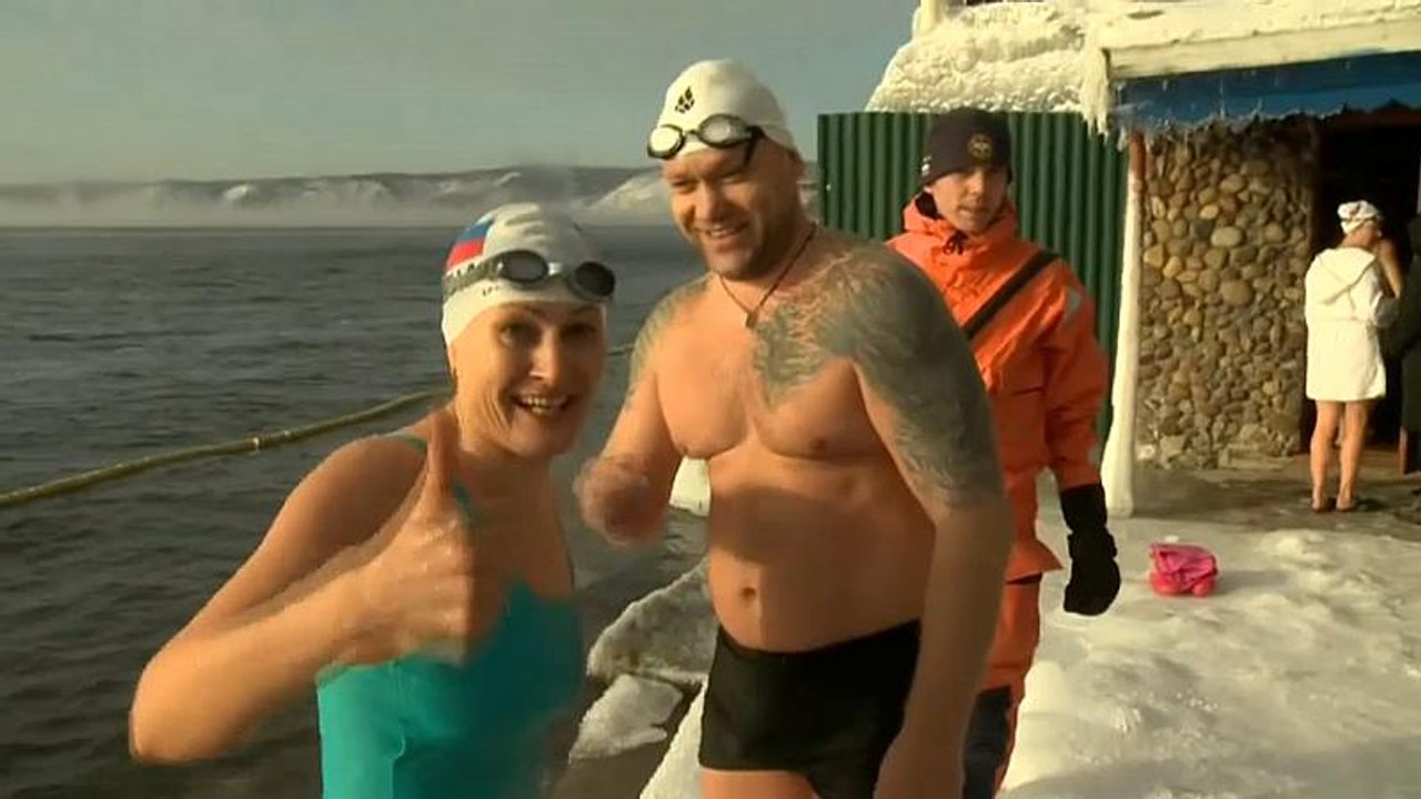 Eisiges Badefest am Baikalsee
