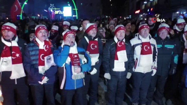 Kar yağışı altında 90 bin şehit için meşaleli yürüyüş