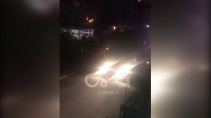 Ora News - Makinat parkojnë dysh në rrugë, bllokojnë zjarrfikësen që kishte emergjencë