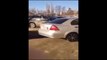 Une ado tente de se garer et rentre dans 17 voitures sur un Parking en Russie