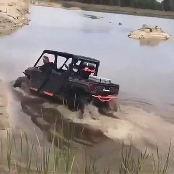 Il roule dans une rivière avec son véhicule tout-terrain et ça finit mal !