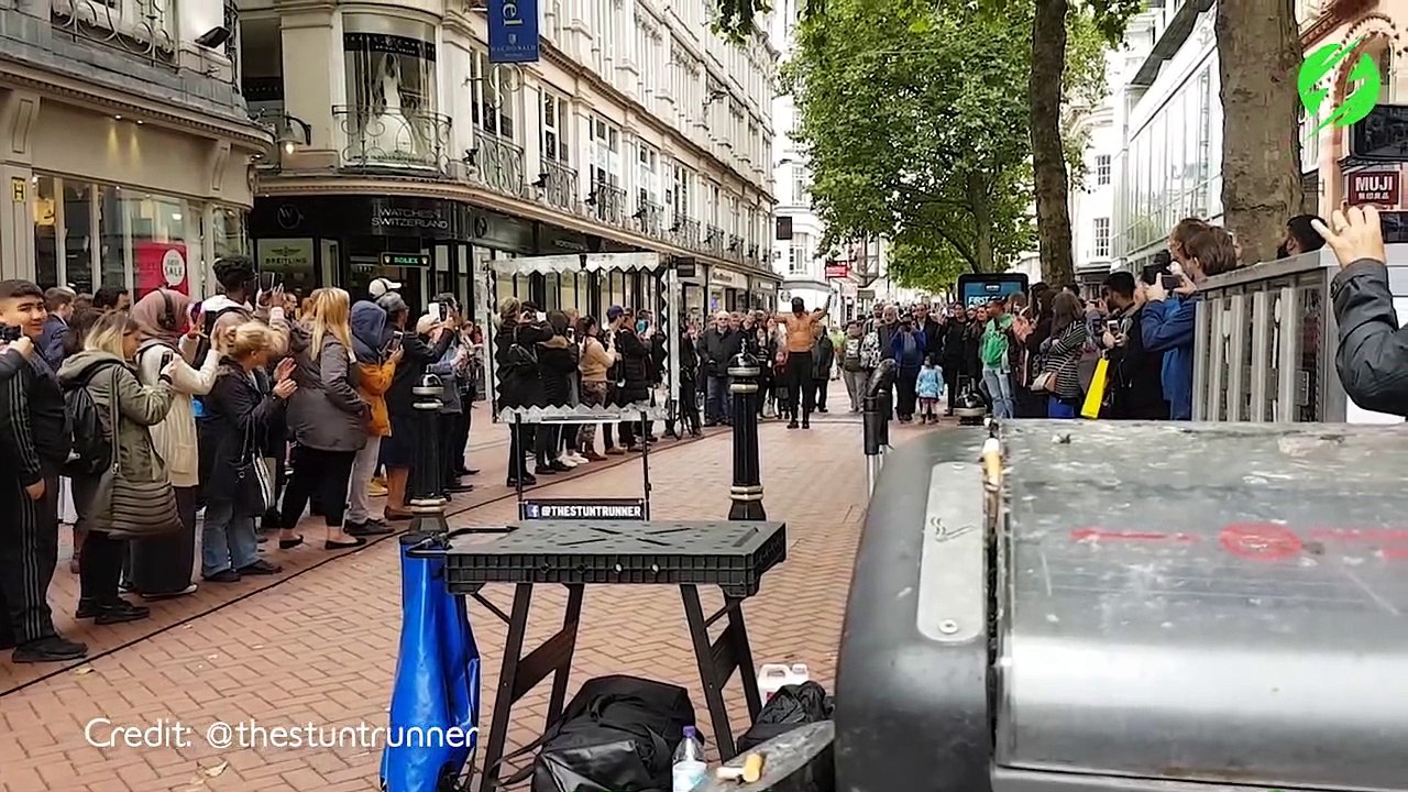 Ce fou saute à l'aveugle entre des lames coupantes... dingue