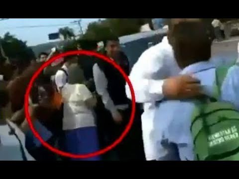 López Obrador ‘apapacha’ a ‘abuelita’ que cae al intentar acercarse | Noticias con Ciro