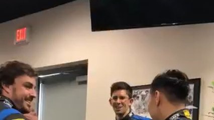 Alonso conoce a su compañero Jordan Taylor y se le declara. Vídeo: Twitter (@JennaFryer)