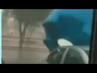 Tinaco sale volando en huracán y cae en coche nuevo | Qué Importa