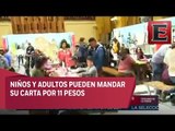 Niños entregan su carta a los Reyes Magos en el Palacio Postal