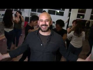 ¡Cuánto sabor! Eduardo Iniesta toma clases de salsa