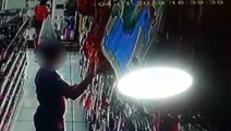 Câmera mostra mulher furtando caixas de som em empresa