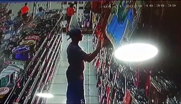 Trecho que inicia na Av. Piquiri está tomado por buracos