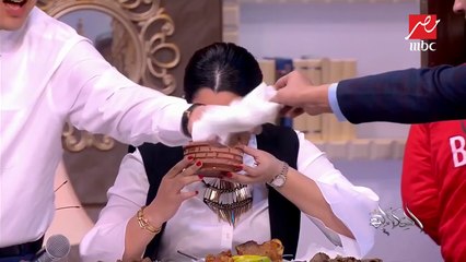 عمرو أديب: أمي كانت بتخلص الأكل في نص ساعة